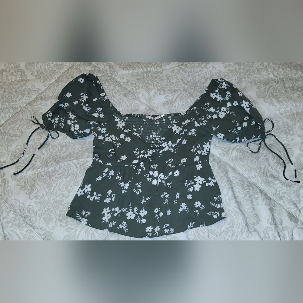 Francesca's Juniors Floral Dark Green Puff Sleeve Crop Top